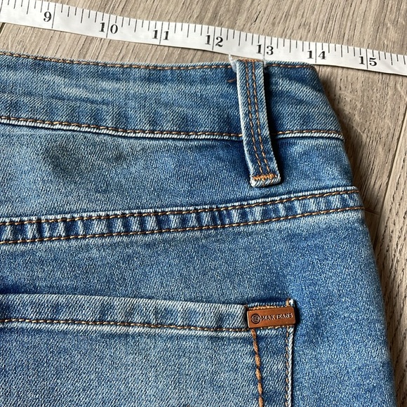 Max studio Ankle  Jeans with Rose hardware and embroidered pocket design. - Picture 6 of 9